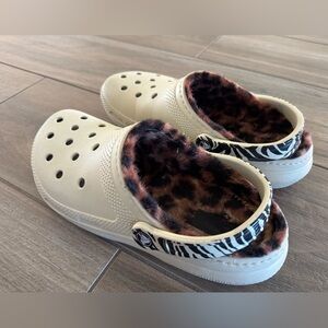 CROCS Beige Classic Lined Animal Remix Clog. Faux Leopard Fur Wmn’s Size 10